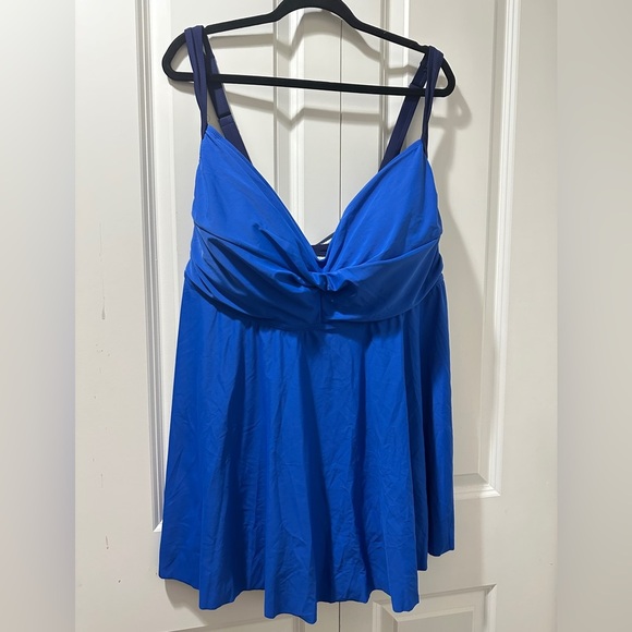 BloomChic Plus Size Colorblock Contrast Crossover Detail Ruffle Hem Tankini Top - Picture 6 of 7